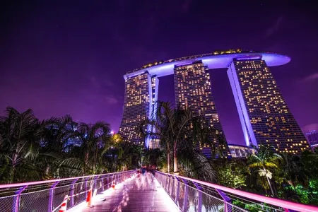 Zachwyt nowoczesnością Singapuru przy wieczornej porze