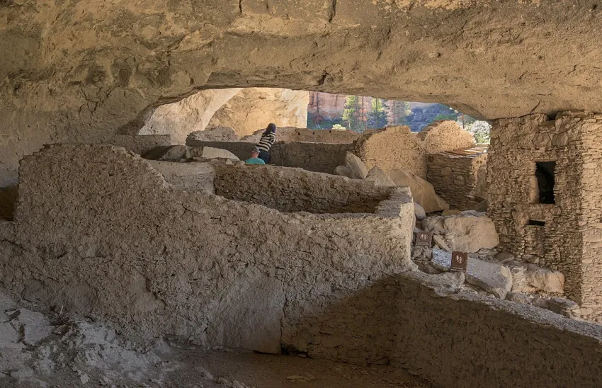 Starożytne ruiny wydrążone w skale - Gila Cliff Dwellings
