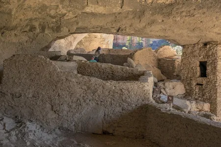 Starożytne ruiny wydrążone w skale - Gila Cliff Dwellings
