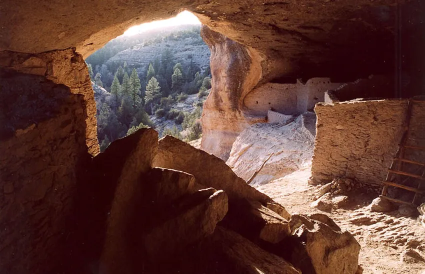 Prastare ruiny Gila Cliff Dwellings ukryte w górach Nowego Meksyku