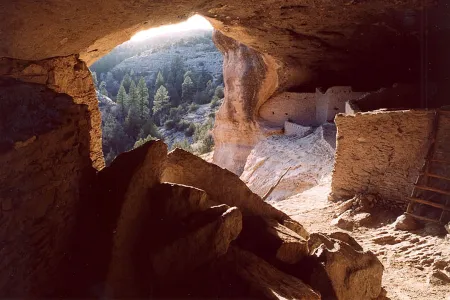 Prastare ruiny Gila Cliff Dwellings ukryte w górach Nowego Meksyku