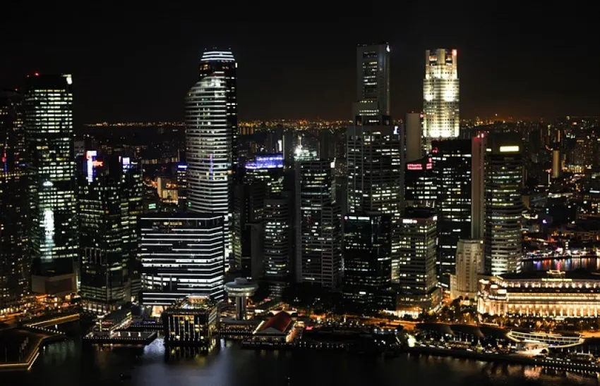 Majestatyczne wieżowce i nocne niebo Singapuru