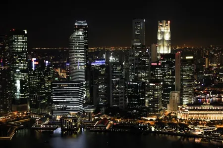 Majestatyczne wieżowce i nocne niebo Singapuru