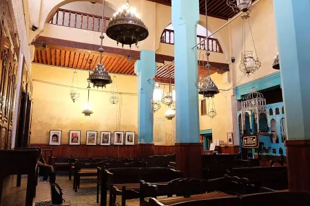 Wnętrze Synagogi Ben Danan w Fezie zasłaniające kulturę żydowską