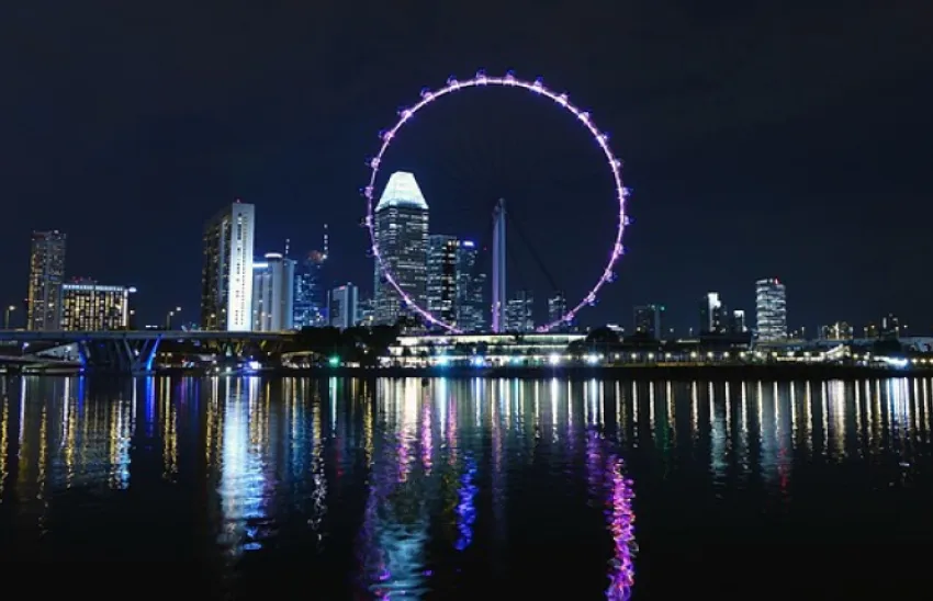 Kolorowe światła nocnego Singapuru