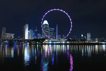 Kolorowe światła nocnego Singapuru