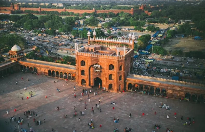 Ożywione ulice i zabytki Nowego Delhi