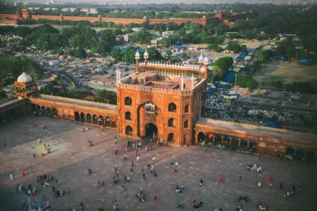 Ożywione ulice i zabytki Nowego Delhi