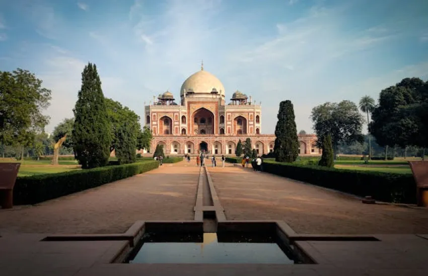 Kolory i tłum na targu w Serce Nowego Delhi