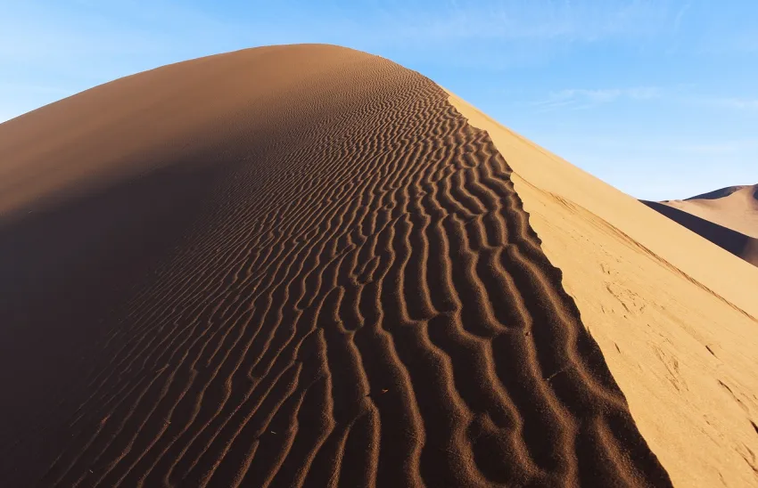 Kolosalne wydmy Sossusvlei w Namibii o zachodzie słońca