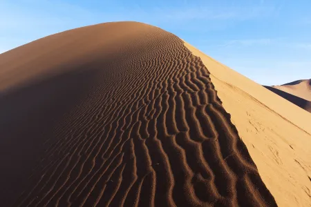Kolosalne wydmy Sossusvlei w Namibii o zachodzie słońca
