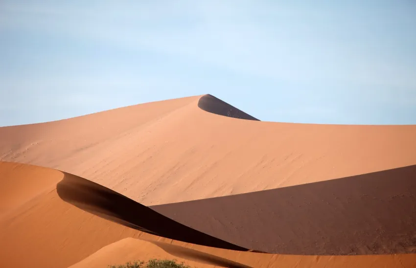 Świt na wydmach Sossusvlei w Namibii idealny na poranny trekking