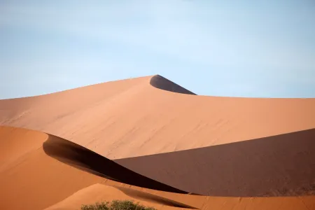 Świt na wydmach Sossusvlei w Namibii idealny na poranny trekking